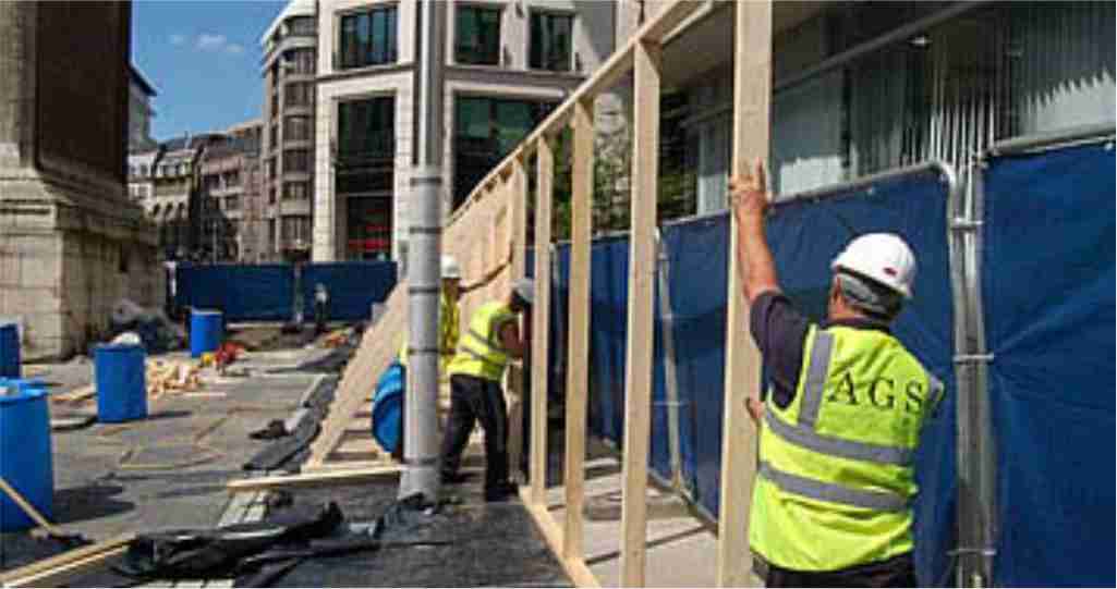 the city of london monumet supported hoarding works